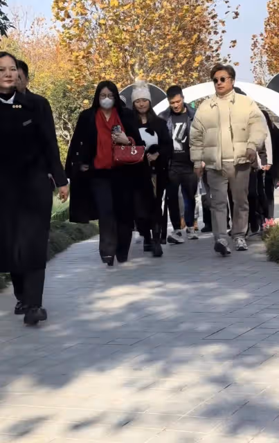 李湘一家三口現身湖南嶽陽聖安寺,疑帶貼身保鏢,雖有錢但很小心