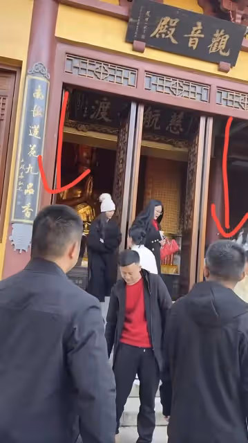 李湘一家三口現身湖南嶽陽聖安寺,疑帶貼身保鏢,雖有錢但很小心