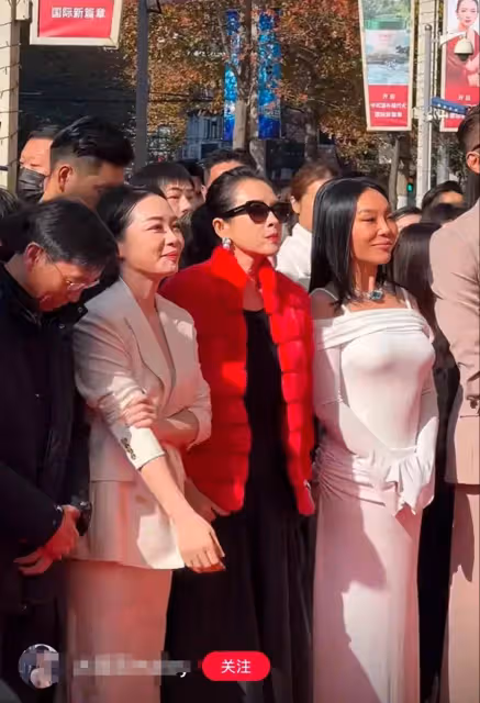 網友街頭偶遇章子怡參加活動,章子怡近照顯老皺紋明顯,變化很大
