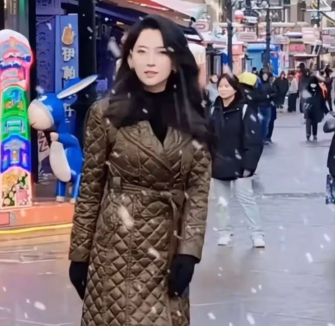 網友街頭偶遇章子怡參加活動,章子怡近照顯老皺紋明顯,變化很大