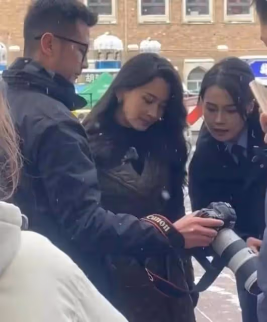 網友街頭偶遇章子怡參加活動,章子怡近照顯老皺紋明顯,變化很大