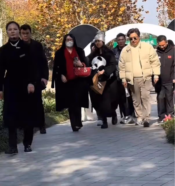 李湘一家逛財神殿,王詩齡表現乖巧超黏王岳倫,被寺廟當貴客對待