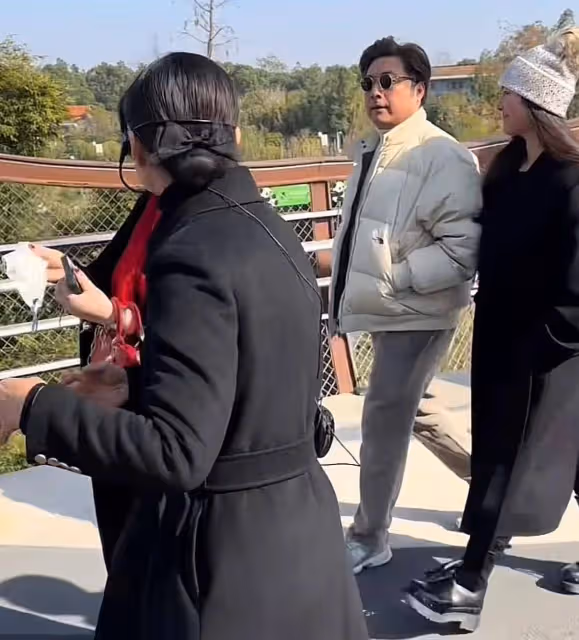 李湘一家逛財神殿,王詩齡表現乖巧超黏王岳倫,被寺廟當貴客對待
