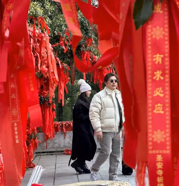 李湘一家逛財神殿,王詩齡表現乖巧超黏王岳倫,被寺廟當貴客對待