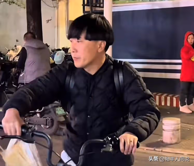 偶遇《陳翔六點半》蘑菇頭！騎單車吃路邊攤，慘被老闆朋友圈追債