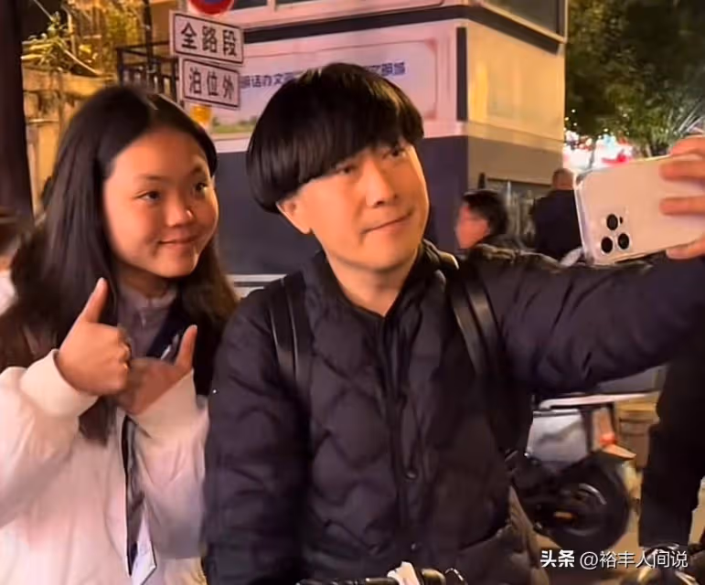 偶遇《陳翔六點半》蘑菇頭！騎單車吃路邊攤，慘被老闆朋友圈追債