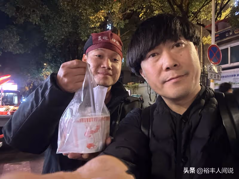 偶遇《陳翔六點半》蘑菇頭！騎單車吃路邊攤，慘被老闆朋友圈追債