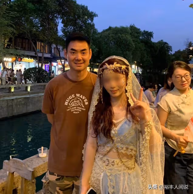 偶遇《陳翔六點半》蘑菇頭！騎單車吃路邊攤，慘被老闆朋友圈追債