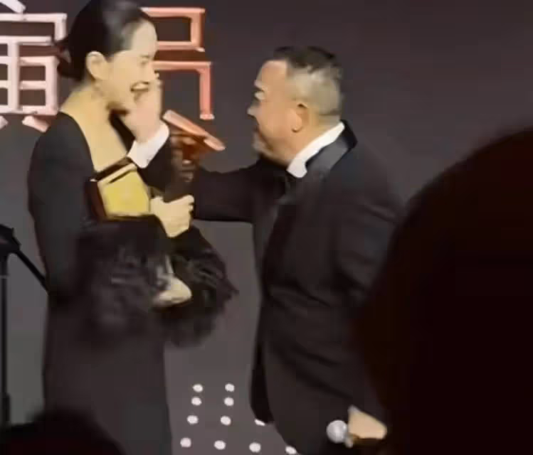 故意的?海清被71歲曾志偉摸臉,網友:替周冬雨報仇,噁心海清