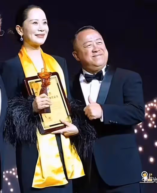 故意的?海清被71歲曾志偉摸臉,網友:替周冬雨報仇,噁心海清