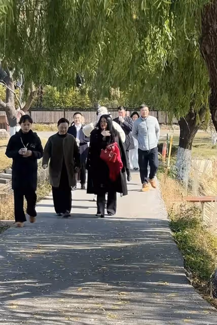 李湘王岳倫王詩齡一家三口現身,李湘發福富婆感十足,父女感情好