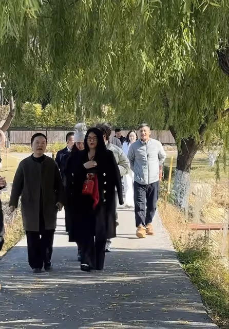 李湘王岳倫王詩齡一家三口現身,李湘發福富婆感十足,父女感情好