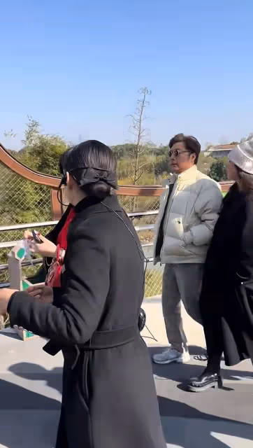 李湘王岳倫王詩齡一家三口現身,李湘發福富婆感十足,父女感情好
