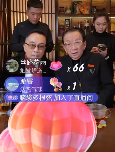 楊議侯耀華合體直播引圍觀,人氣暴漲禮物收到手軟,被吐槽演劇本