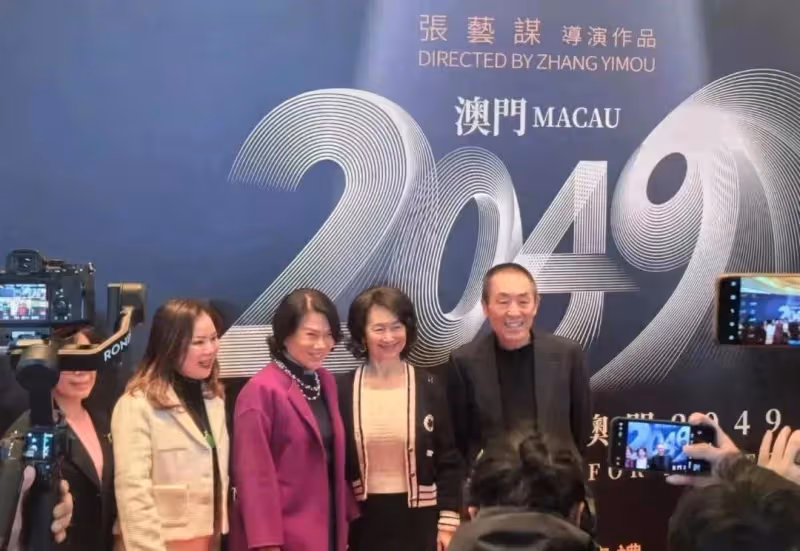 張藝謀何超瓊董明珠難得同框,何超瓊董明珠氣質優雅二人像姐妹