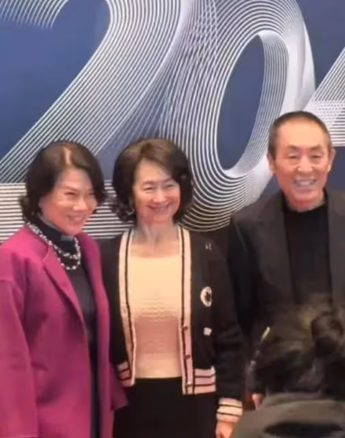 張藝謀何超瓊董明珠難得同框,何超瓊董明珠氣質優雅二人像姐妹