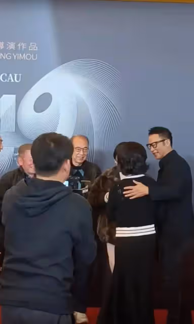 張藝謀何超瓊董明珠難得同框,何超瓊董明珠氣質優雅二人像姐妹