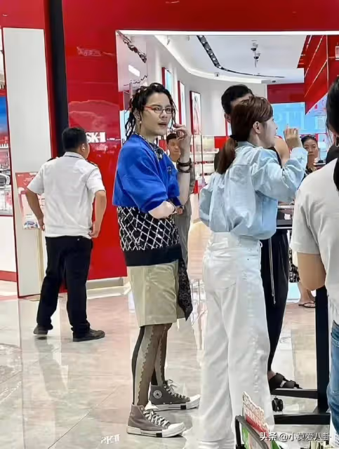 向佐首次回應穿女裝:在娛樂圈就是要娛樂大家,感慨終於活出自己