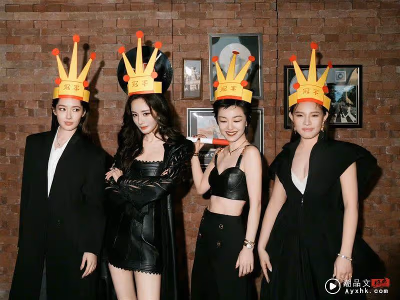 「​時代姐妹花」11年合體　楊冪緊身皮裙端D奶！郭采潔黑Bra外穿拼了