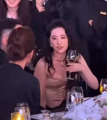 女神劉亦菲醉酒照曝光,小姐姐紅撲撲的臉蛋好美啊