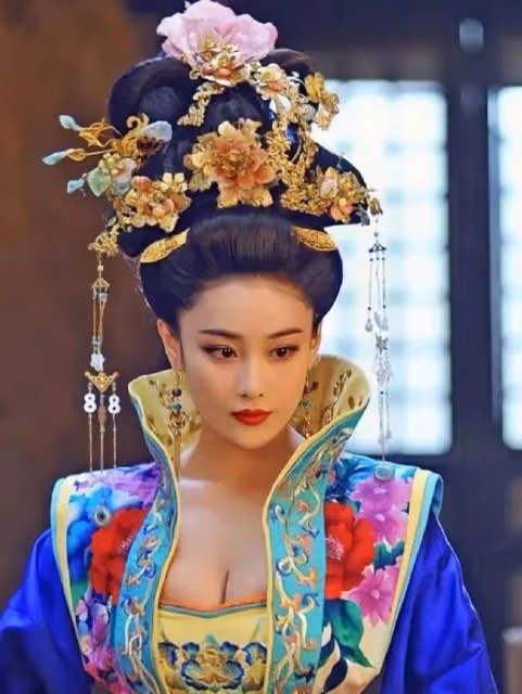 張馨予頂著1斤金冠拍戲!曾是魔鬼身材性感火辣足球寶貝