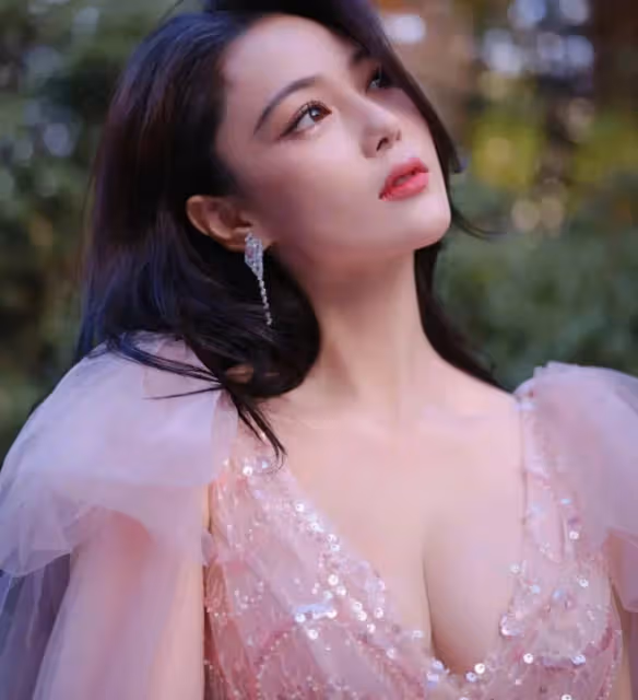 張馨予頂著1斤金冠拍戲！曾是魔鬼身材性感火辣足球寶貝