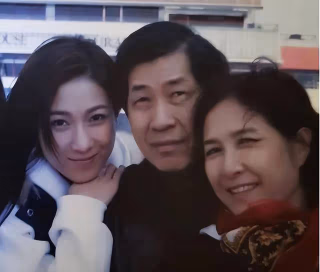 被疑中國賺錢國外花?鍾嘉欣與父母現身越南,被網友偶遇
