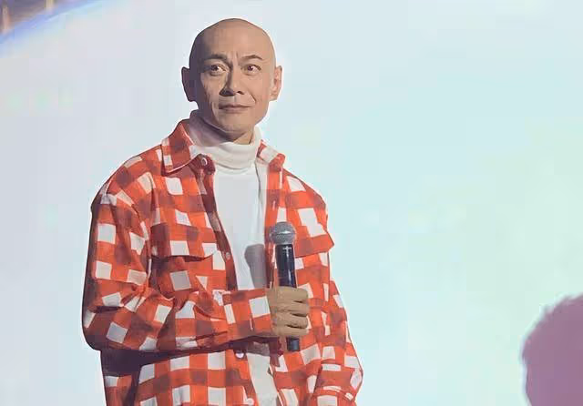 香港知名男星突然變消瘦,深受髮際線後移影響,直接以光頭出鏡