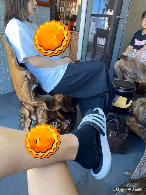 曝阿嬌與余衍隆父母見面照!衣著簡單樸素,蹺二郎腿拎名牌包包