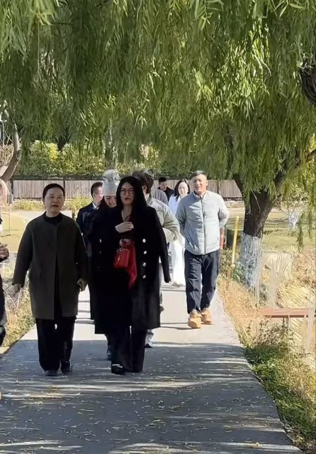 李湘外出遊玩下台階讓人攙扶,氣場十足超會享受,王詩齡好乖巧