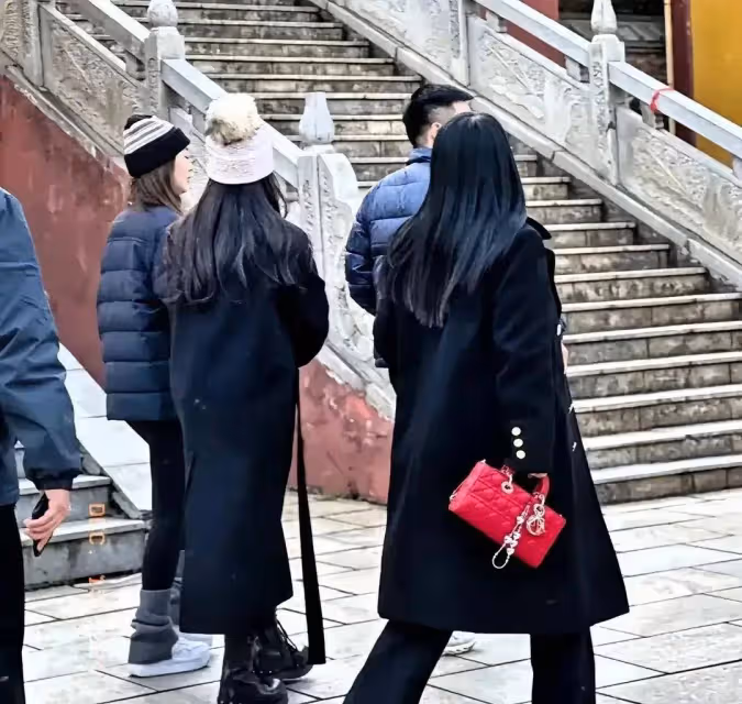 李湘外出遊玩下台階讓人攙扶,氣場十足超會享受,王詩齡好乖巧