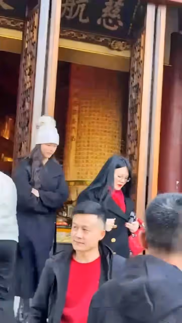 李湘外出遊玩下台階讓人攙扶,氣場十足超會享受,王詩齡好乖巧