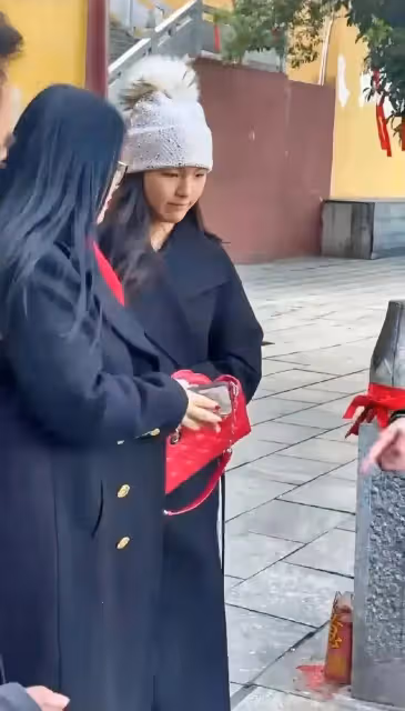 李湘外出遊玩下台階讓人攙扶,氣場十足超會享受,王詩齡好乖巧