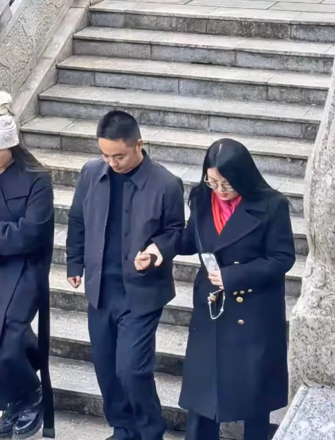李湘外出遊玩下台階讓人攙扶,氣場十足超會享受,王詩齡好乖巧