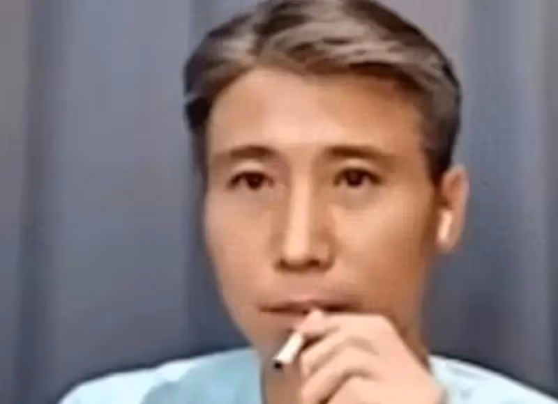 於和偉直播時掏出電子菸就要抽,看到鏡頭嚇一跳,表情好慌張