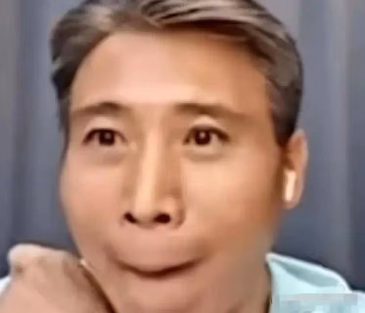 於和偉直播時掏出電子菸就要抽,看到鏡頭嚇一跳,表情好慌張