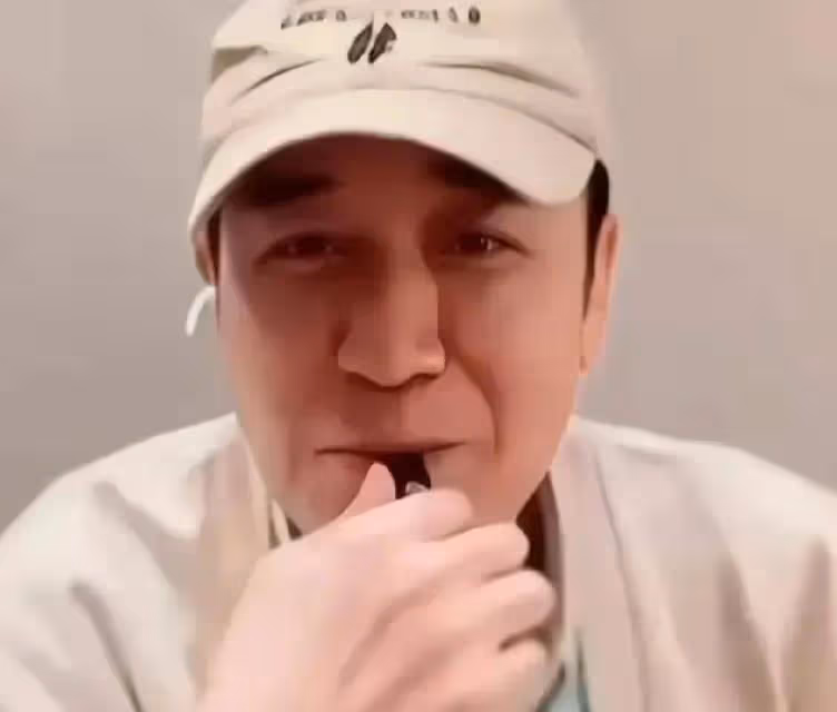 於和偉直播時掏出電子菸就要抽,看到鏡頭嚇一跳,表情好慌張