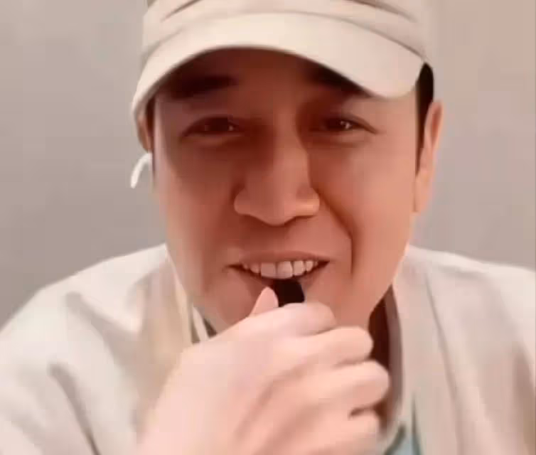 於和偉直播時掏出電子菸就要抽,看到鏡頭嚇一跳,表情好慌張