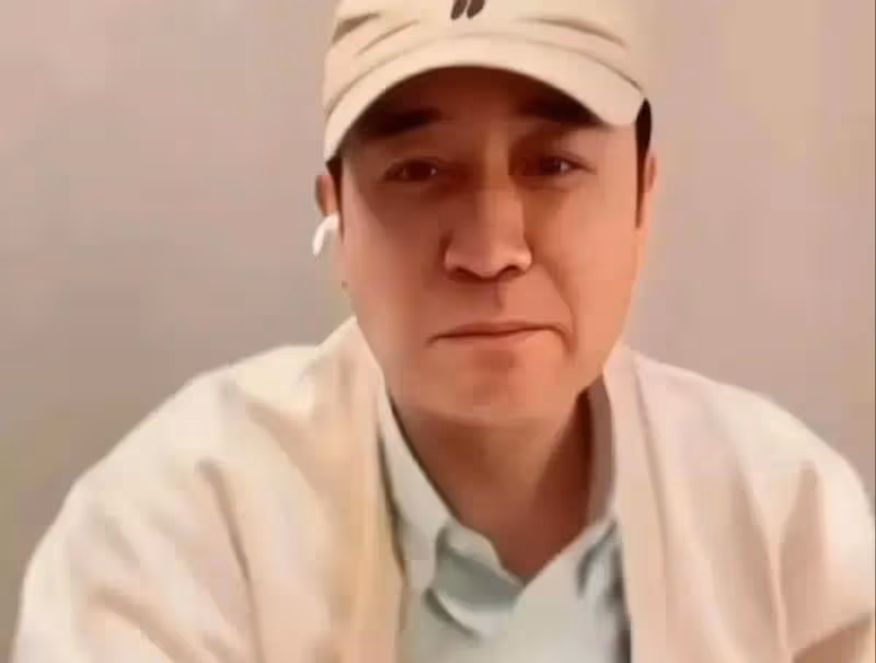 於和偉直播時掏出電子菸就要抽,看到鏡頭嚇一跳,表情好慌張