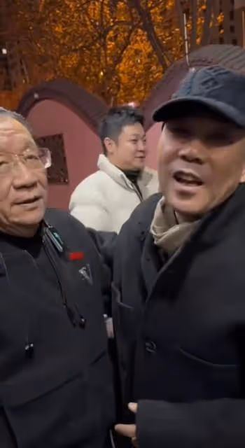 侯耀華看望93歲楊少華,老爺子高興激動落淚,侯耀華喂老人家喝湯