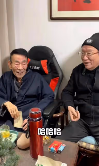 侯耀華看望93歲楊少華,老爺子高興激動落淚,侯耀華喂老人家喝湯