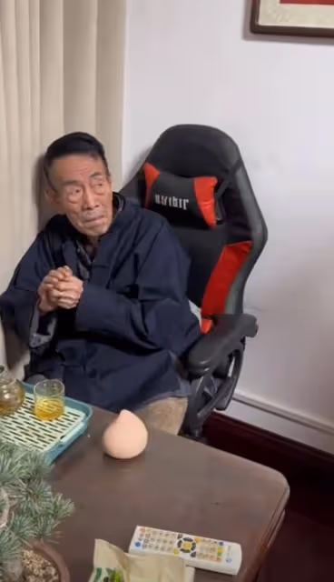 侯耀華看望93歲楊少華,老爺子高興激動落淚,侯耀華喂老人家喝湯