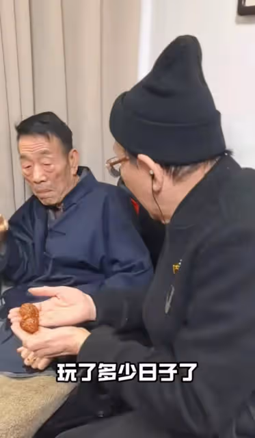 侯耀華看望93歲楊少華,老爺子高興激動落淚,侯耀華喂老人家喝湯