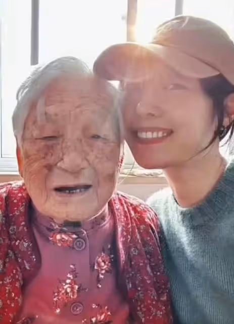 太突然!白百何94歲姥姥去世,本人悲痛悼念,祖孫最後合影曝光