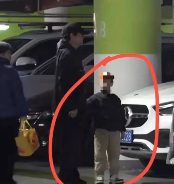42歲姚笛曝齣兒子近照,身高已有140,網友驚呼:怎麼長成了這樣