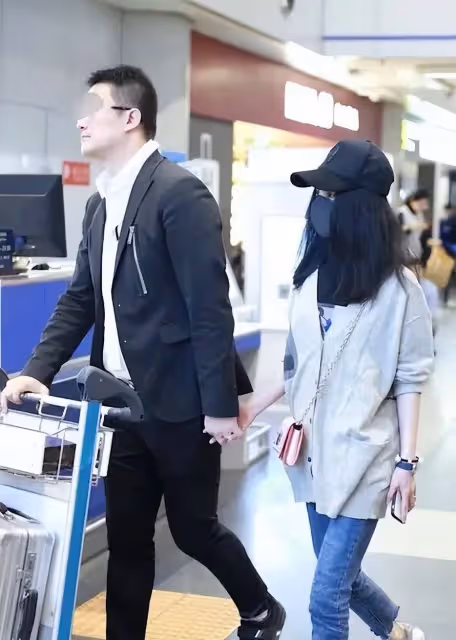 42歲姚笛曝齣兒子近照,身高已有140,網友驚呼:怎麼長成了這樣