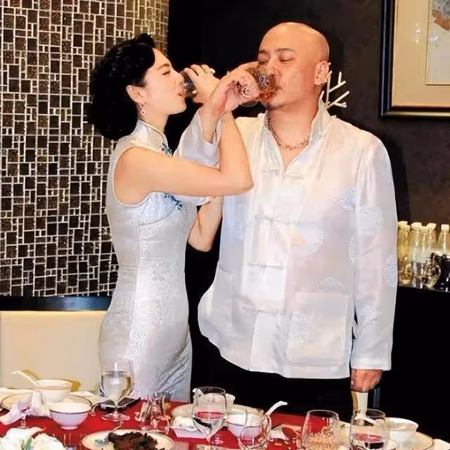 余男走紅毯官宣結婚!造型露大片肚子肩膀,網友:咋想的,不好看