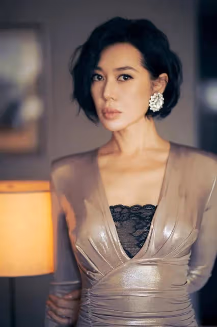 余男走紅毯官宣結婚!造型露大片肚子肩膀,網友:咋想的,不好看