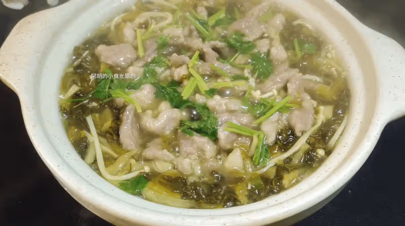 天越冷越喜歡這樣吃,上桌就是搶手菜!熱騰騰燜一鍋,菜香肉嫩、下飯又暖人,好吃到連湯都不剩