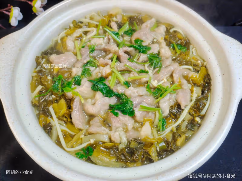 天越冷越喜歡這樣吃,上桌就是搶手菜!熱騰騰燜一鍋,菜香肉嫩、下飯又暖人,好吃到連湯都不剩